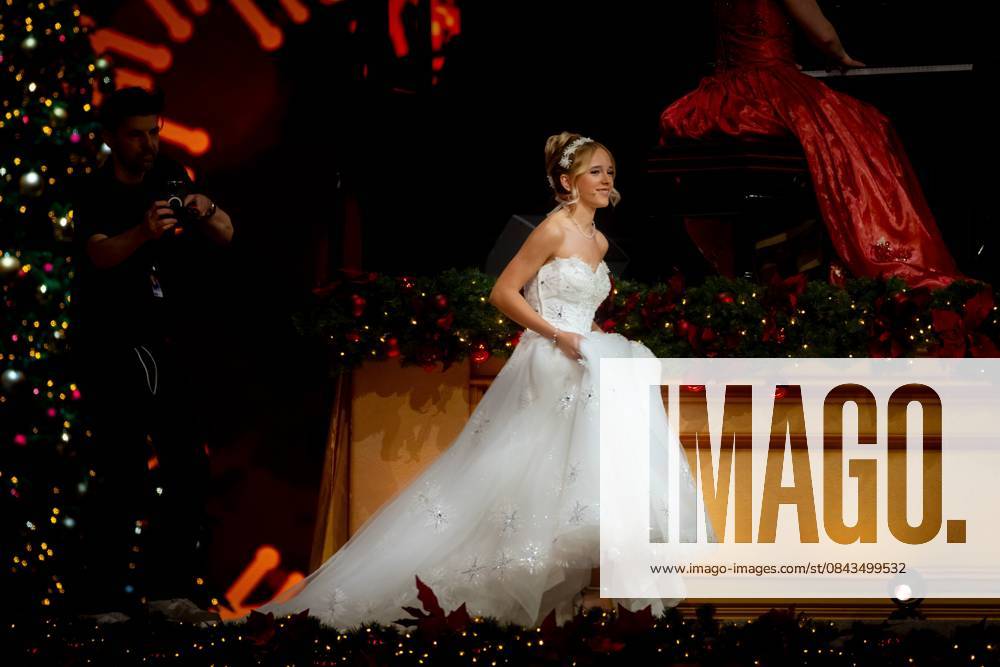 MAASTRICHT Emma Kok during the last of André Rieu s six Christmas concerts at the MECC. Rieu is accompanied by his Johann Strauss Orchestra, soloists, dancers, and skaters. ANP IRIS VAN DEN BROEK netherlands out - belgium out