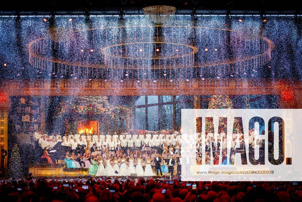 MAASTRICHT - Snow during Let It Snow, the last of André Rieu s six Christmas concerts at the MECC. Rieu is accompanied by his Johann Strauss Orchestra, soloists, dancers, and skaters. ANP IRIS VAN DEN BROEK netherlands out - belgium out