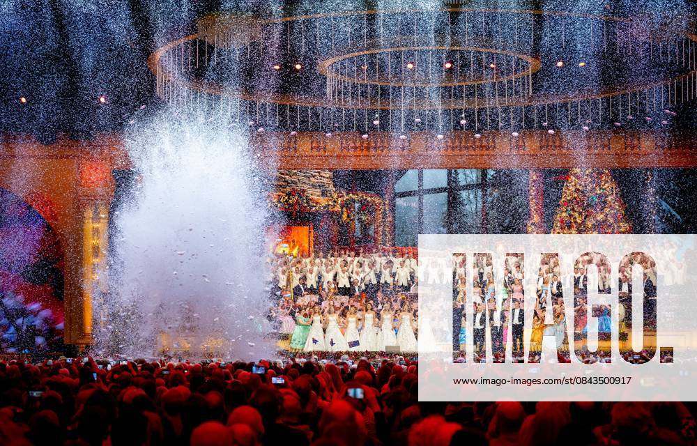 MAASTRICHT - Snow during Let It Snow, the last of André Rieu s six Christmas concerts at the MECC. Rieu is accompanied by his Johann Strauss Orchestra, soloists, dancers, and skaters. ANP IRIS VAN DEN BROEK netherlands out - belgium out