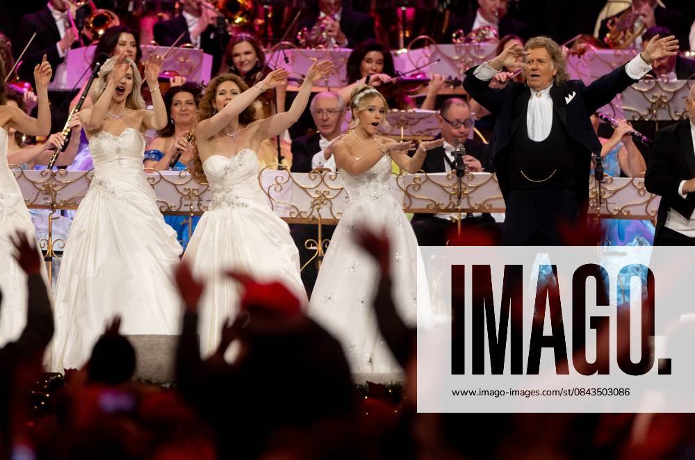 MAASTRICHT Emma Kok (right) during the last of André Rieu s six Christmas concerts at the MECC. Rieu is accompanied by his Johann Strauss Orchestra, soloists, dancers, and skaters. ANP IRIS VAN DEN BROEK netherlands out - belgium out