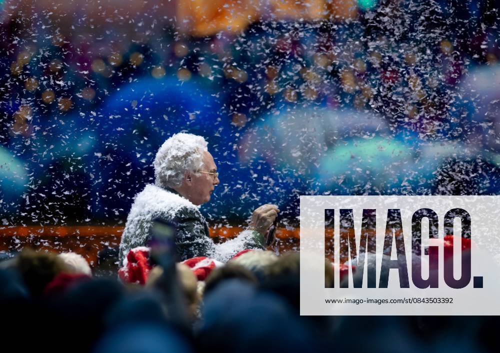 MAASTRICHT An audience in the snow during the last of André Rieu s six Christmas concerts at the MECC. Rieu is accompanied by his Johann Strauss Orchestra, soloists, dancers, and skaters. ANP IRIS VAN DEN BROEK netherlands out - belgium out