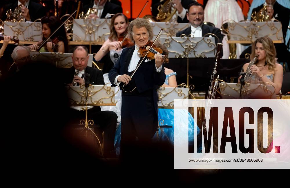 MAASTRICHT Violinist and conductor Andre Rieu during the last of his six Christmas concerts at the MECC. Rieu is accompanied by his Johann Strauss Orchestra, soloists, dancers, and skaters. ANP IRIS VAN DEN BROEK netherlands out - belgium out