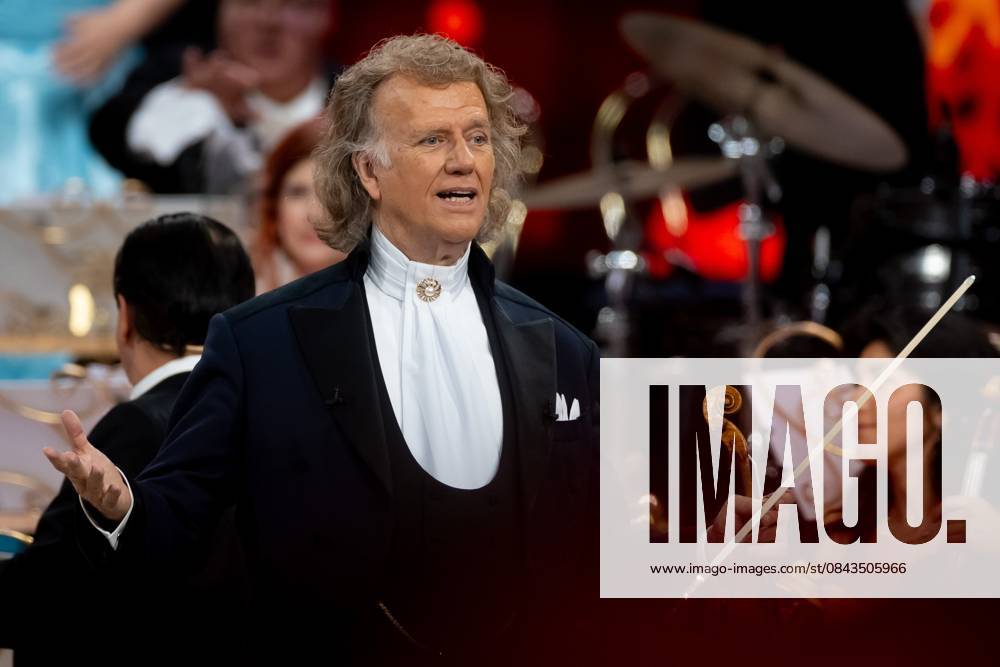 MAASTRICHT Violinist and conductor Andre Rieu during the last of his six Christmas concerts at the MECC. Rieu is accompanied by his Johann Strauss Orchestra, soloists, dancers, and skaters. ANP IRIS VAN DEN BROEK netherlands out - belgium out