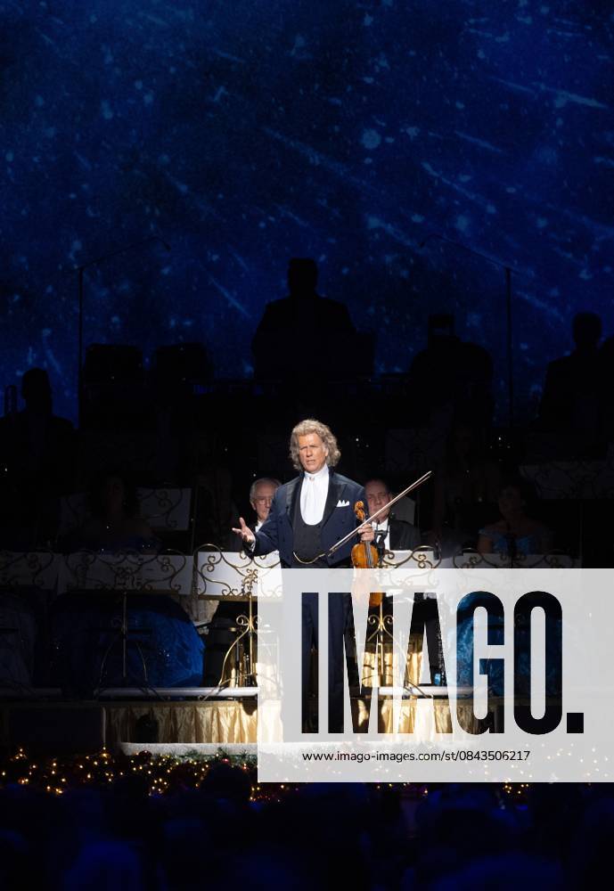 MAASTRICHT Violinist and conductor Andre Rieu during the last of his six Christmas concerts at the MECC. Rieu is accompanied by his Johann Strauss Orchestra, soloists, dancers, and skaters. ANP IRIS VAN DEN BROEK netherlands out - belgium out