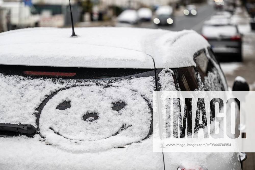 Ein großer Smiley ist am Samstag, 03.01.2026, in den Schnee gemalt, der auf der Heckscheibe eines Autos in Mülheim an der Ruhr haftet. Deutschland NRW Mülheim an der Ruhr