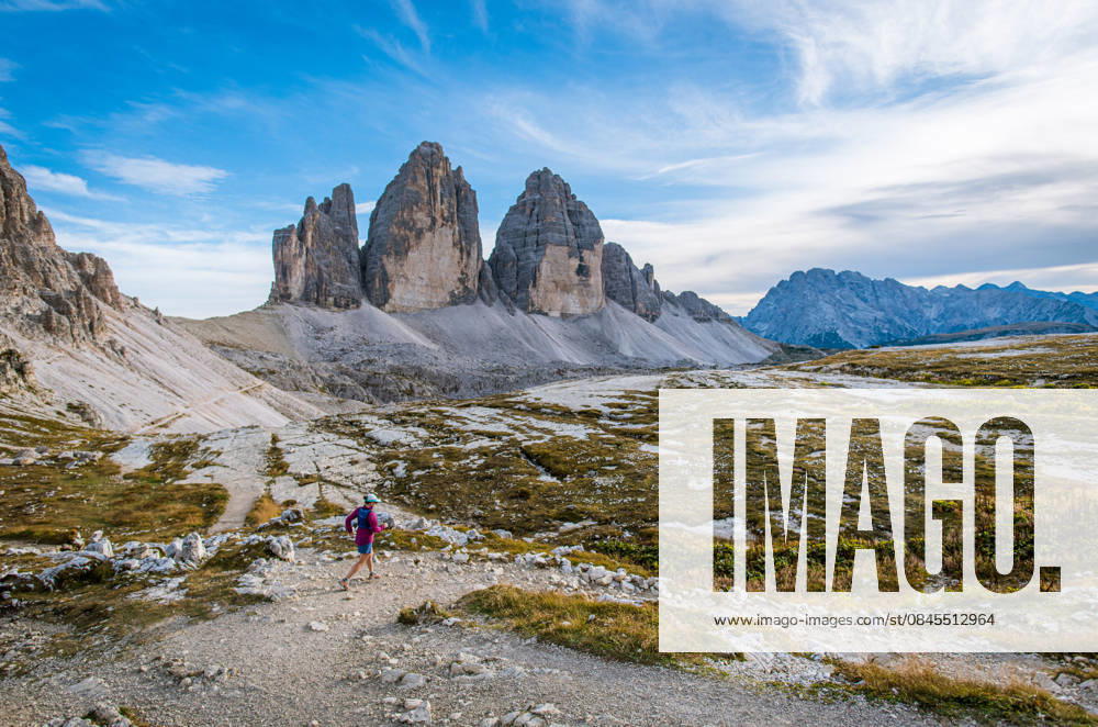 Woman trail running through the dramatic Tre Cime di Lavaredo Sexten, Trentino-South Tyrol, Italy CR_BRDO260112-1935404-01 ,model released, Symbolfoto