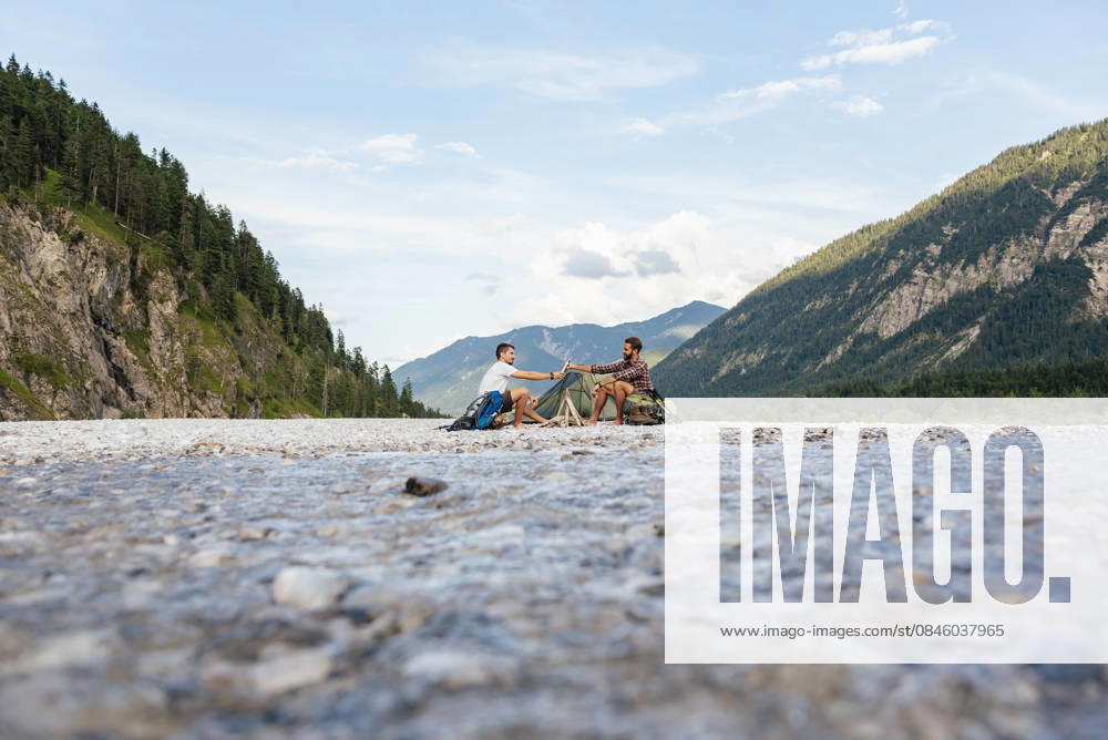 Brothers hiking and relaxing outdoors in the mountains on a summer day model released, Symbolfoto, DIGF26328