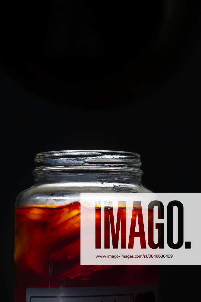 IMAGO Creative, Food, Trend, Iced Coffee large glass hug fill with cold brew coffee against black background Phoenix, Arizona, United States R_MALI260130-1951325-01
