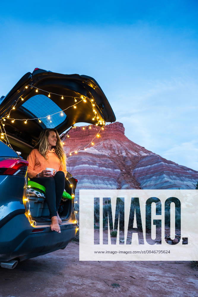 Female nomad drinking tea in her SUV Camper car Paria, Utah, United States CR_WLCB260128A-1952877-01 ,model released, Symbolfoto