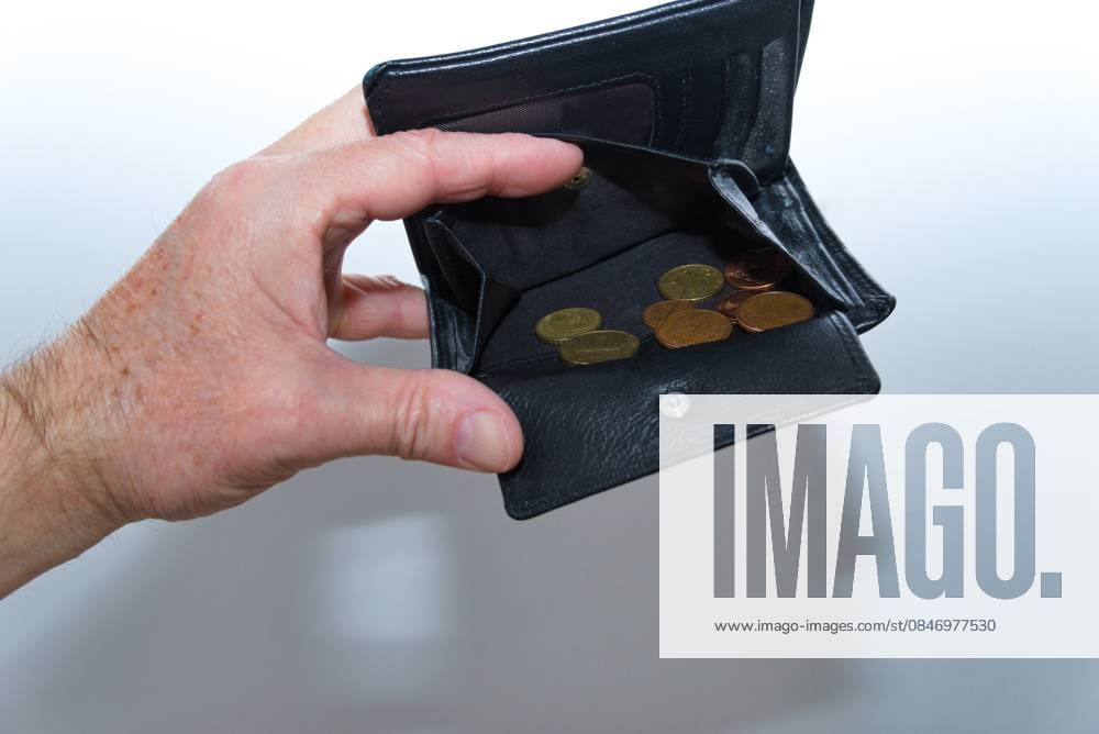 Hand hält beinahe leere Geldbörse auf - Symbolbild für Geldmangel