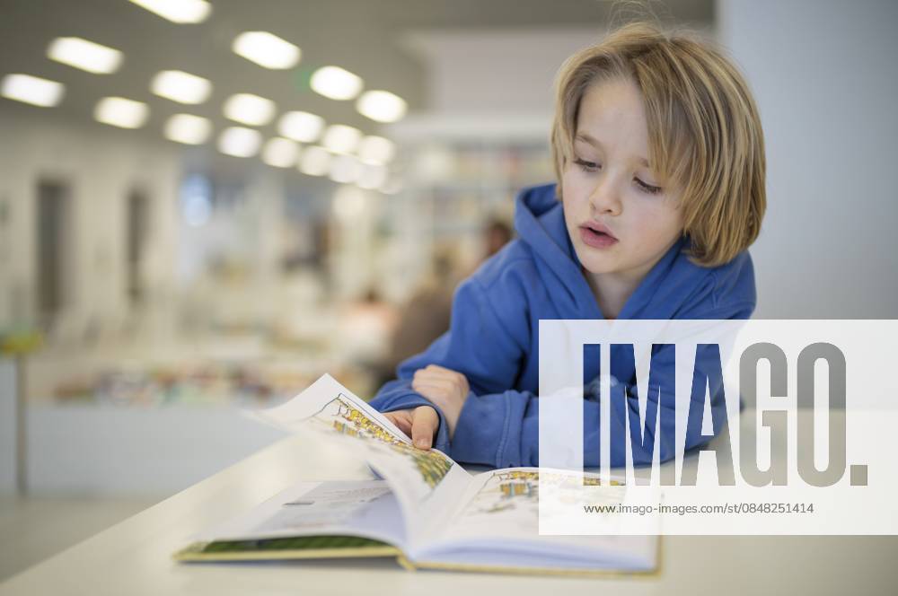 Innenaufnahme, Junge, 6 Jahre, blond, liest buch in der Kinderabteilung der Stadtbibliothek, Architekt Eun Young Yi, Stuttgart, Baden-Württemberg, Deutschland Interior shot, boy, 6 years old, blonde, reading book in the children s section of the city library, architect Eun Young Yi, Stuttgart, Baden-Württemberg, Germany