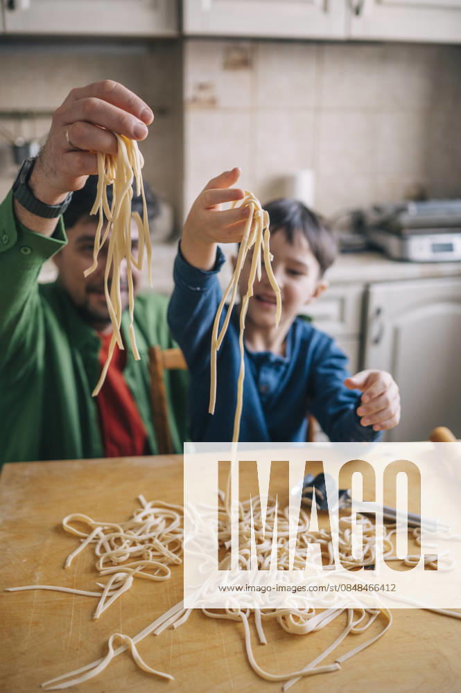 Parent and child making homemade noodles together in the kitchen model released, Symbolfoto property released, ANAF05548