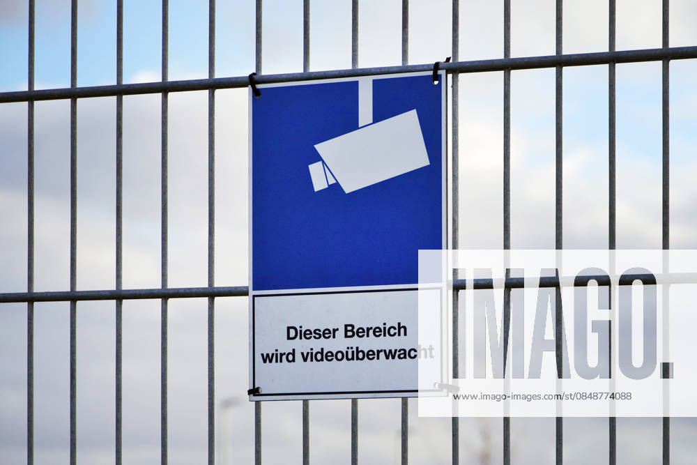 Videoüberwachung, Schild an einem Metallzaun im Gewerbegebiet, Einbruchsicherung, Hausrecht