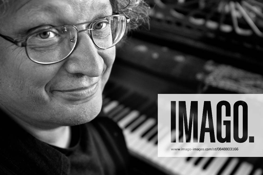 Portrait of Rene JACOBS (conductor, opera singer) at his place in Marais district 22 09 2005 Philippe Matsas Opale.photo RECORD DATE NOT STATED