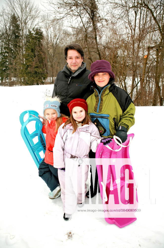 ARCHIV: Nicki Sängerin Nicki mit ihrem Lebensgefährten Gerhard Schmid und den Töchtern Sina Maria und Kimy im Schnee , 2010 ARCHIVAUFNAHME, Datum geschätzt 20260202JWM0113