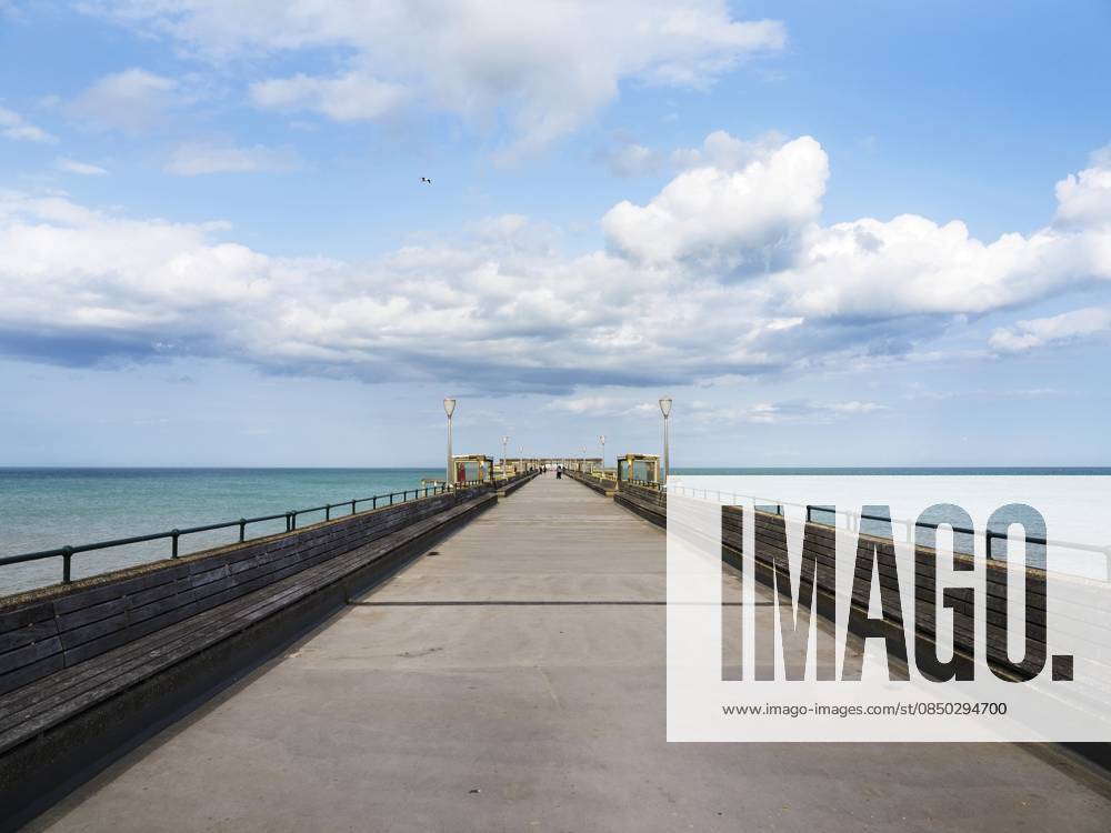 Blick auf den langen Pier, der sich mit Wolken am Himmel in Deal, Kent, Großbritannien, an einem klaren Tag ins Meer erstreckt View of the long pier extending into the sea with clouds in the sky at Deal, Kent, United Kingdom on a clear day