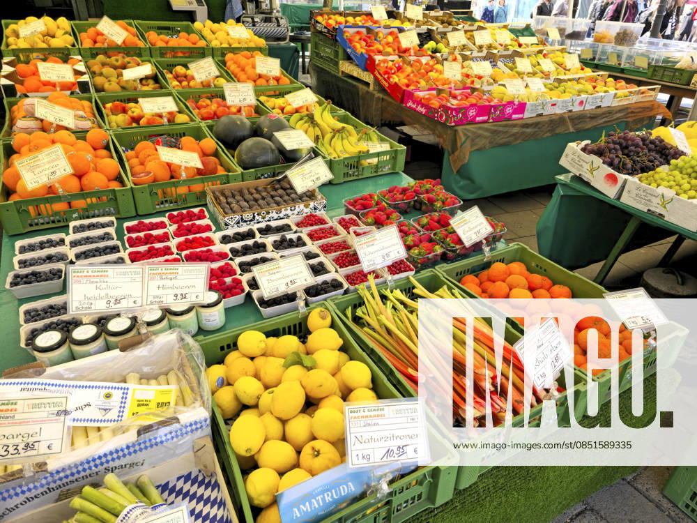 Obst- und Gemüsemarkt auf dem Viktualienmarkt in München Die Auslage von einem Obst- und Gemüsehändler auf dem Viktualienmarkt in München mit frischer Ware - NUR FÜR REDAKTIONELLE VERWENDUNG -