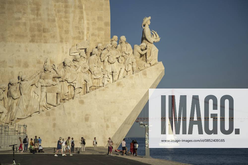 Das Denkmal der Entdeckungen oder Pedaro dos Descobrimentos in Belem in der Nähe der Stadt Lissabon in Portugal. Portugal, Lissabon, Oktober 2021 The monument of Discoveries or Pedaro dos Descobrimentos in Belem near the City of Lisbon in Portugal. Portugal, Lisbon, October, 2021