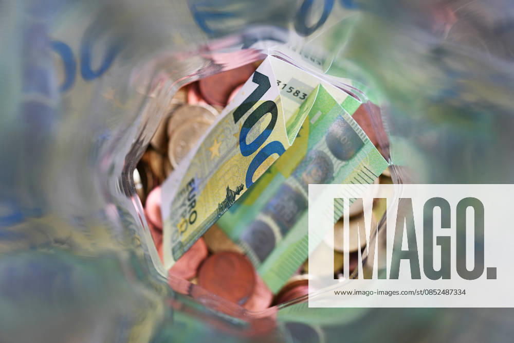 100-Euro Schein und Kleingeld in einem Glas. Deutschland