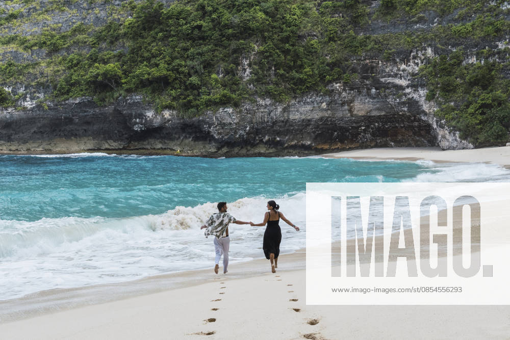 Romantic couple walking on the beach at Nusa Penida model released, Symbolfoto property released, PNAF06957