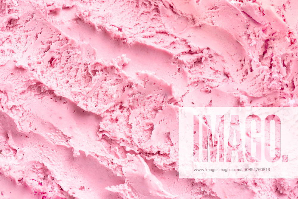 Erdbeerrosa-Eiscreme-Konsistenz Strawberry ice cream texture. Detailed berry pink icecream or sorbet as background. (License=RF)