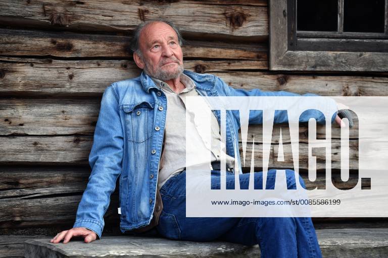 Michael MENDL spielt die Rolle des Franz Gentner-stolzer Patriarch der Familienbrennerei, Einzelbild,angeschnittenes Einzelmotiv,Halbfigur,halbe Figur. Pressetermin am Set: WATZMANN ERMITTELT , am 19.09.2018 in der Enzian Brennerei Grassl in Berchtesgaden,
