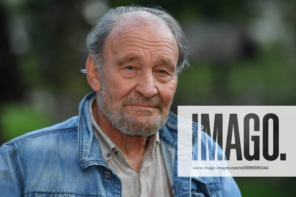 Michael MENDL spielt die Rolle des Franz Gentner-stolzer Patriarch der Familienbrennerei, Einzelbild,angeschnittenes Einzelmotiv, Portraet,Portrait,Porträt. Pressetermin am Set: WATZMANN ERMITTELT , am 19.09.2018 in der Enzian Brennerei Grassl in Berchtesgaden,