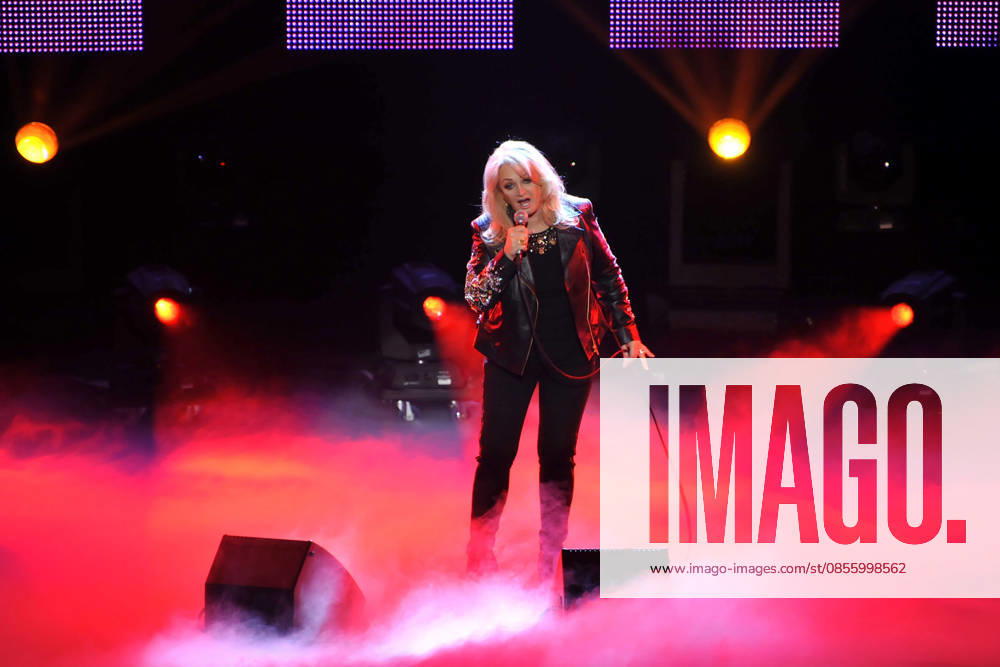 Bonnie Tyler bei ihrem Auftritt bei der Aufzeichnung in der RTL TV Show Back to School in Berlin Sorge um Bonnie Tyler - nach ihrer Notopeartion liegt die 74jaehrige Saengerin im kuenstlichen Koma