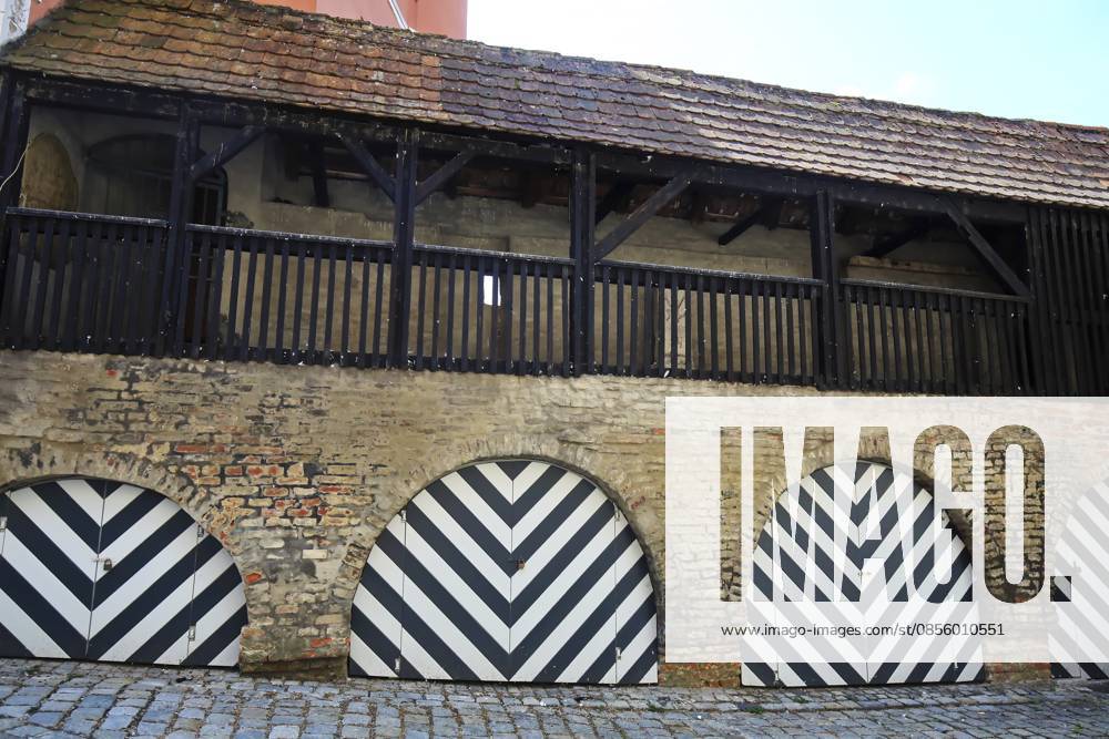 Historische Stadtmauer mit Fachwerk und schwarz-weiß gestreiften Bögen, Donauwörth, Bayern, Deutschland Historic city wall with half-timbered buildings and black and white striped arches, Donauwörth, Bavaria, Germany