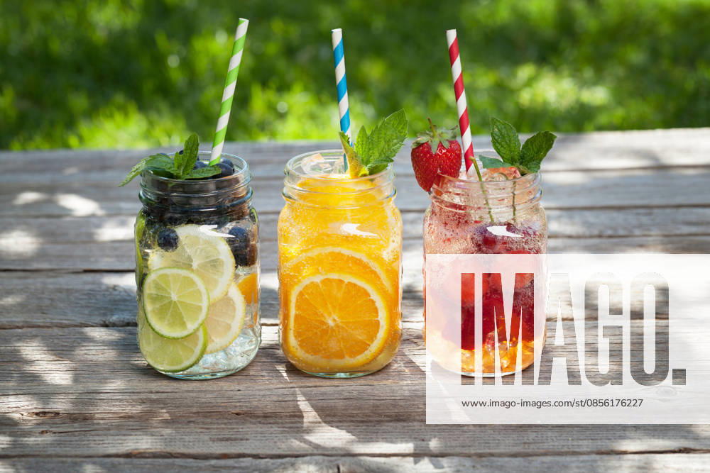 Glas mit frischer Limonade Fresh lemonade jar with summer fruits and berries (License=RF)