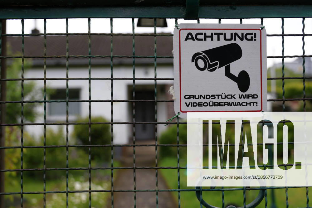 Hinweisschild zur Videoüberwachung eines Gründstücks in der Kleingartenanlage Buschermühle in Düsseldorf - Mörsenbroich
