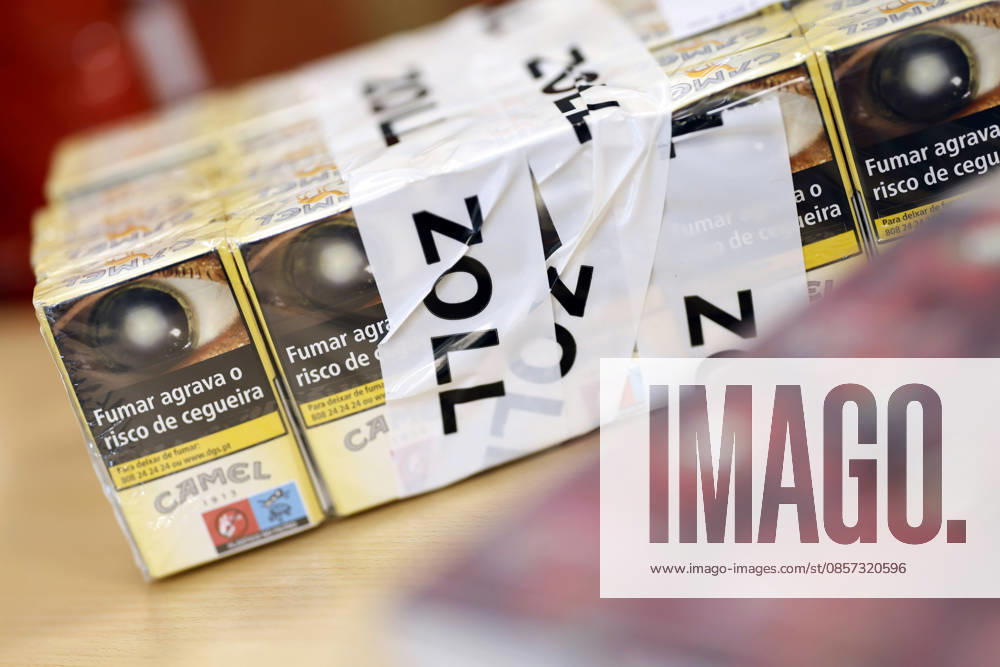 Zollbeamte zeigen sichergestellte Zigaretten-Stangen bei der Jahrespressekonferenz des Hauptzollamt Köln. Zahlreiche Asservate aus den Bereichen Produktfälschung, Produktsicherheit und Artenschutz sowie kuriose Drogenverstecke werden vor Ort präsentiert. Köln, 22.05.2026 NRW Deutschland