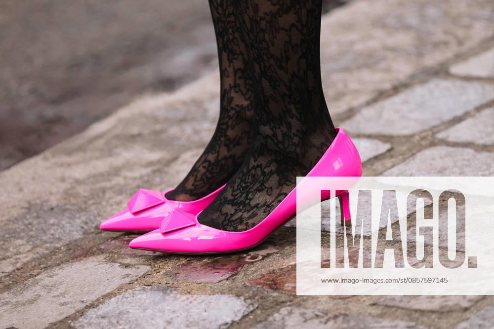 Paris, Frankreich ? 28. Januar 2026: Eine Frau trägt rosa Schuhe von Valentino Garavani. Details zum Modoutfit und den Schuhen, Streetstyle-Look Paris, France - January, 28, 2026: woman wears pink Valentino Garavani shoes. Fashion outfit shoes details, street style look accessory (License=RM)