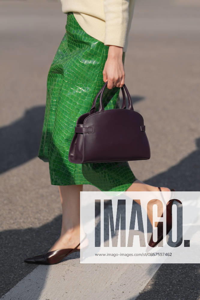 Mailand, Italien ? 26. Februar 2026: Eine Frau trägt Schuhe von Massimo Dutti. Details zum modischen Outfit und den Schuhen, Streetstyle-Look Milan, Italy - February, 26, 2026: woman wears Massimo Dutti shoes. Fashion outfit shoes details, street style look accessory (License=RM)