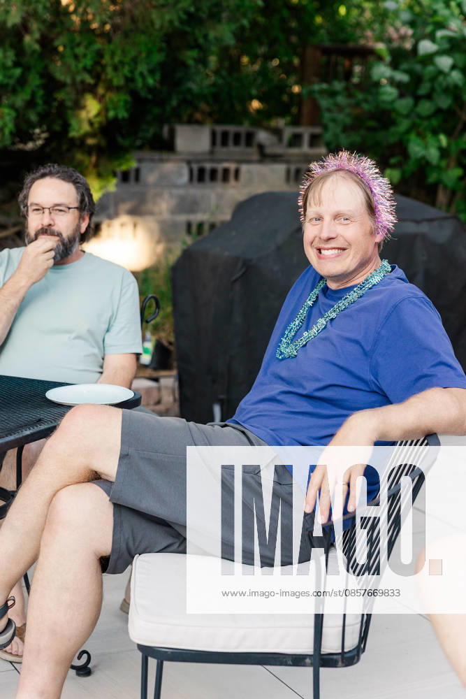 IMAGO Creative, Lifestyle, Feste im Garten #2 Man wearing party crown sitting outdoors Boise, Idaho, United States CR_PHZD2605257D-1990279-01 ,model released, Symbolfoto