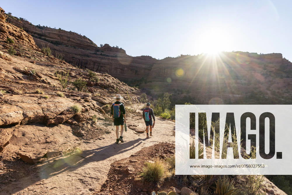 Two hikers explore a sunny desert canyon trail Sedona, Arizona, USA CR_MALI260531-2039135-01 ,model released, Symbolfoto
