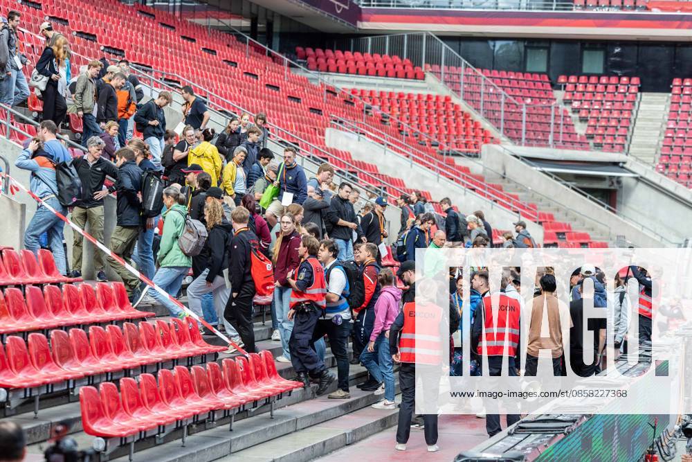 ResConEx 2026 am 03.06.2026 im RheinEnergieStadion in Köln Statisten werden aus dem Stadion evakuiert