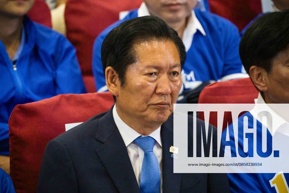 Jung Chung-rae, leader of the ruling Democratic Party of Korea, watches as exit poll results predict a landslide win for his party in the local elections, on Wednesday, June 3, 2026 at the National Assembly in Seoul, South Korea. Seoul South Korea - ZUMAh163 20260603_znp_h163_019