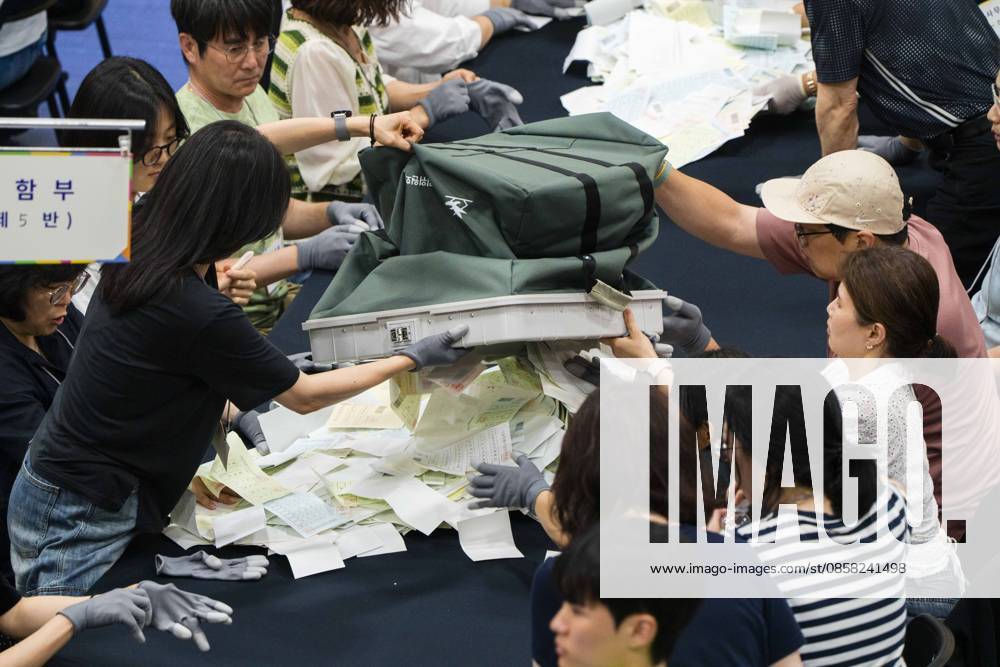 Poll workers count ballots after the conclusion of voting in South KoreaÃ¢â‚¬â ¢s local elections on Wednesday, June 3, 2026 in Seoul, South Korea. Seoul South Korea - ZUMAh163 20260603_znp_h163_032