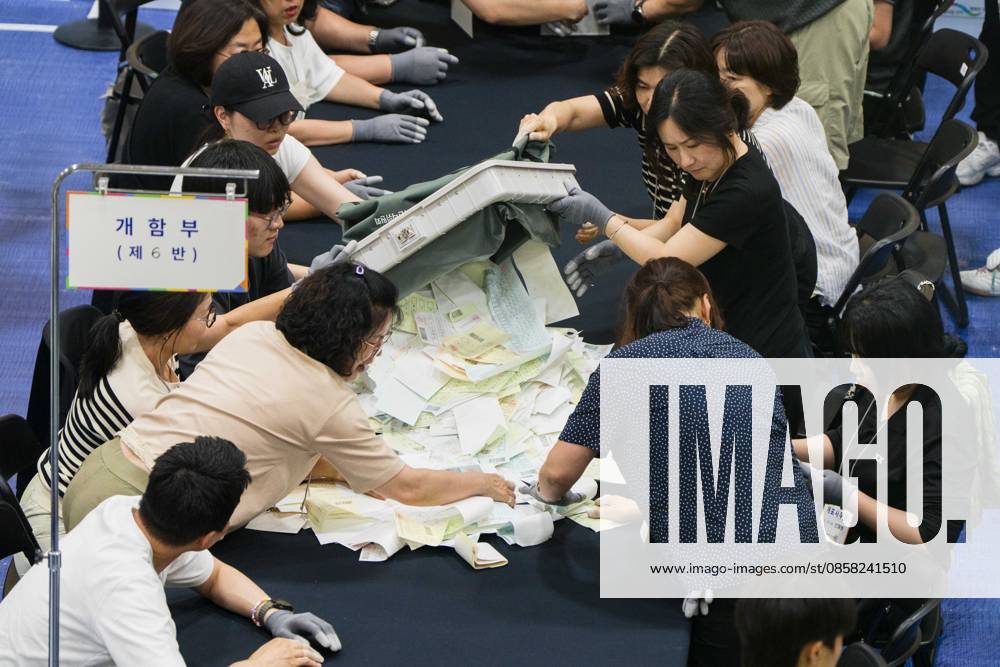 Poll workers count ballots after the conclusion of voting in South KoreaÃ¢â‚¬â ¢s local elections on Wednesday, June 3, 2026 in Seoul, South Korea. Seoul South Korea - ZUMAh163 20260603_znp_h163_034