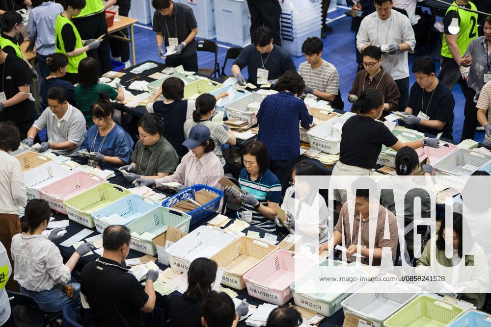 Poll workers count ballots after the conclusion of voting in South KoreaÃ¢â‚¬â ¢s local elections on Wednesday, June 3, 2026 in Seoul, South Korea. Seoul South Korea - ZUMAh163 20260603_znp_h163_036