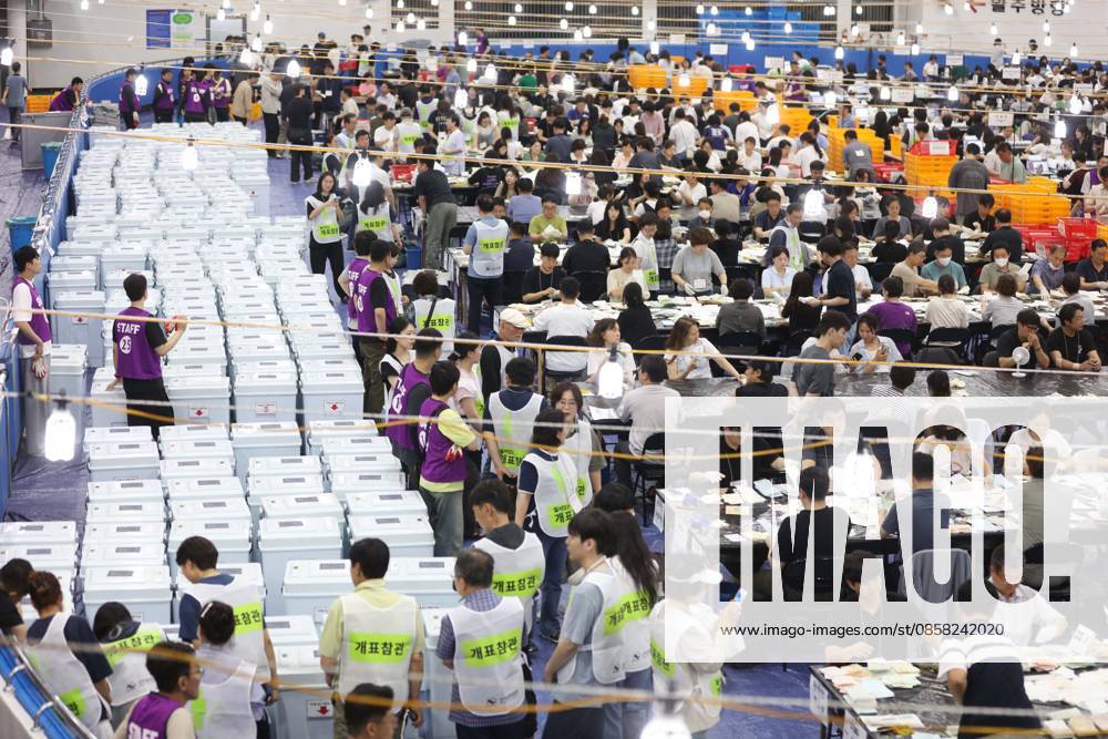 Ballot counting for local elections begins CR Ballot counting for local elections begins CR Election workers begin ballot counting in the local elections on June 3, 2026, at a counting center in Daegu, some 240 kilometers south of Seoul. (Yonhap) 2026-06-03 22:27:27 < 1980-2026 YONHAPNEWS AGENCY. .> ë±¸±¤¿ª½Ã