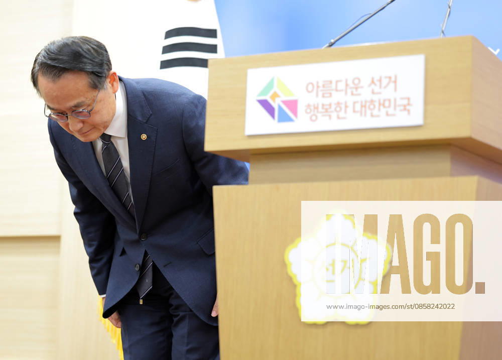 Public apology for ballot shortage in local elections Public apology for ballot shortage in local elections Heo Cheol-hoon, secretary general of the National Election Commission, issues a public apology after a shortage of ballot papers prompted the temporary suspension of voting in the local elections on June 3, 2026, at some polling stations in southern Seoul. (Yonhap) 2026-06-03 22:27:48 < 1980-2026 YONHAPNEWS AGENCY. .> °úo½Ã °æ±âµµ