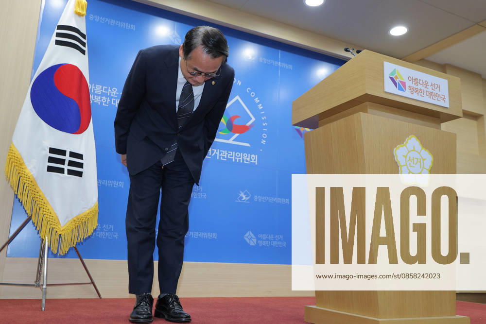 Public apology for ballot shortage in local elections Public apology for ballot shortage in local elections Heo Cheol-hoon, secretary general of the National Election Commission, issues a public apology after a shortage of ballot papers prompted the temporary suspension of voting in the local elections on June 3, 2026, at some polling stations in southern Seoul. (Yonhap) 2026-06-03 22:27:41 < 1980-2026 YONHAPNEWS AGENCY. .> ¼­¿ïÆ¯º°½Ã