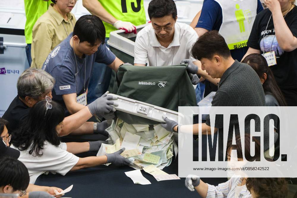 Poll workers count ballots after the conclusion of voting in South KoreaÃ¢â‚¬â ¢s local elections on Wednesday, June 3, 2026 in Seoul, South Korea. Seoul South Korea - ZUMAh163 20260603_znp_h163_046
