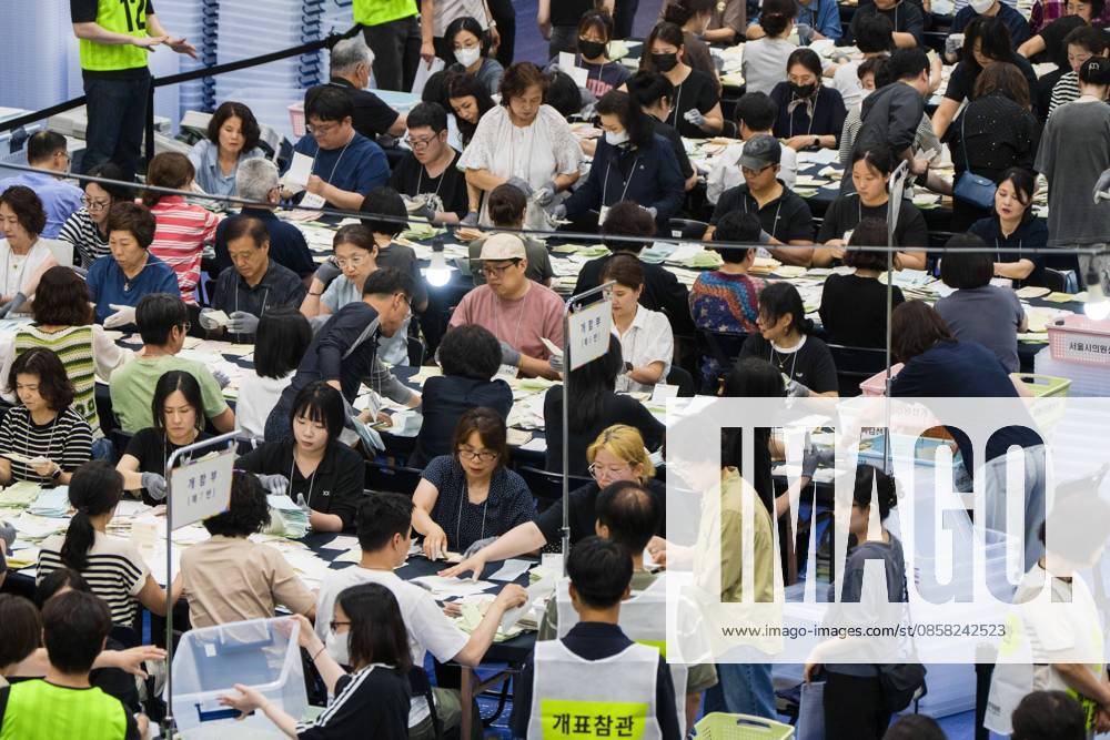 Poll workers count ballots after the conclusion of voting in South KoreaÃ¢â‚¬â ¢s local elections on Wednesday, June 3, 2026 in Seoul, South Korea. Seoul South Korea - ZUMAh163 20260603_znp_h163_047