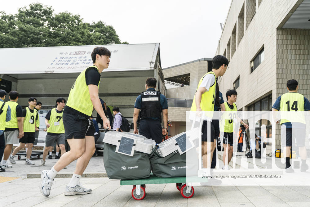 Election workers carry ballot boxes into a vote-counting center following South Korea s nationwide local elections on June 3. Voters elected mayors, governors, local council members and regional education superintendents. Seoul South Korea - ZUMAm346 20260603_znp_m346_002