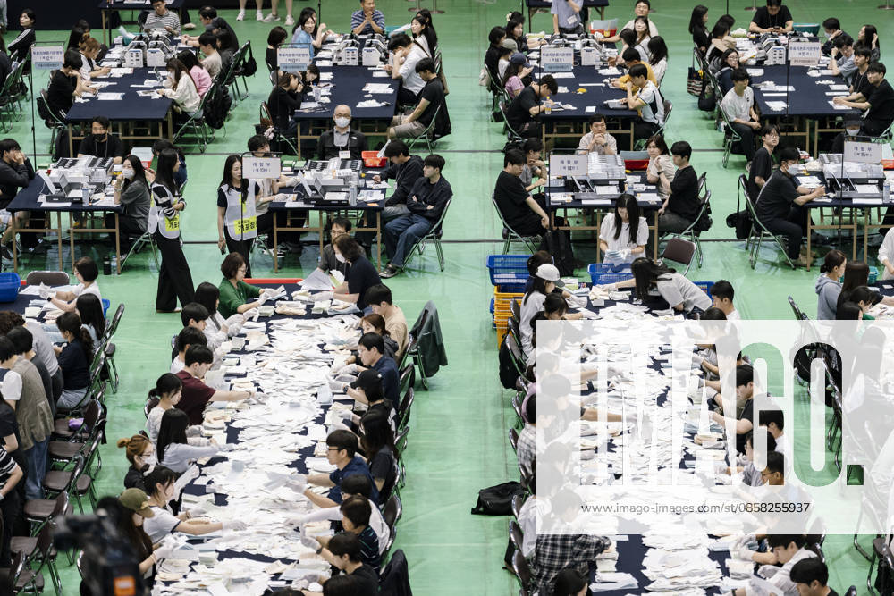 Election workers count ballots at a vote-counting center following South Korea s nationwide local elections on June 3. Voters elected mayors, governors, local council members and regional education superintendents. Seoul South Korea - ZUMAm346 20260603_znp_m346_007