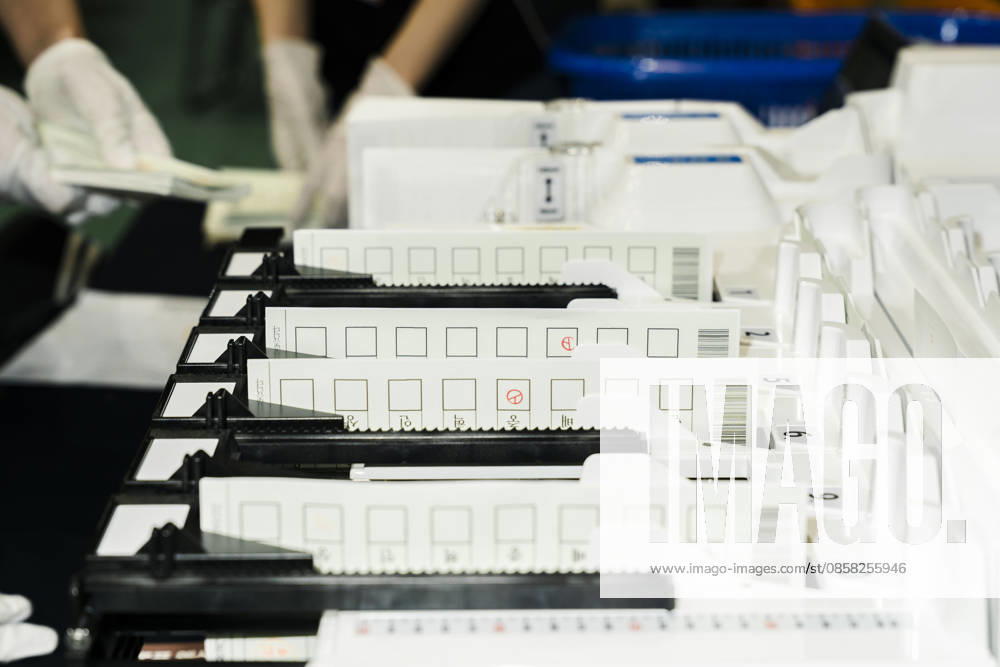 A vote-counting machine sorts ballots at a vote-counting center following South Korea s nationwide local elections on June 3. Voters elected mayors, governors, local council members and regional education superintendents. Seoul South Korea - ZUMAm346 20260603_znp_m346_011