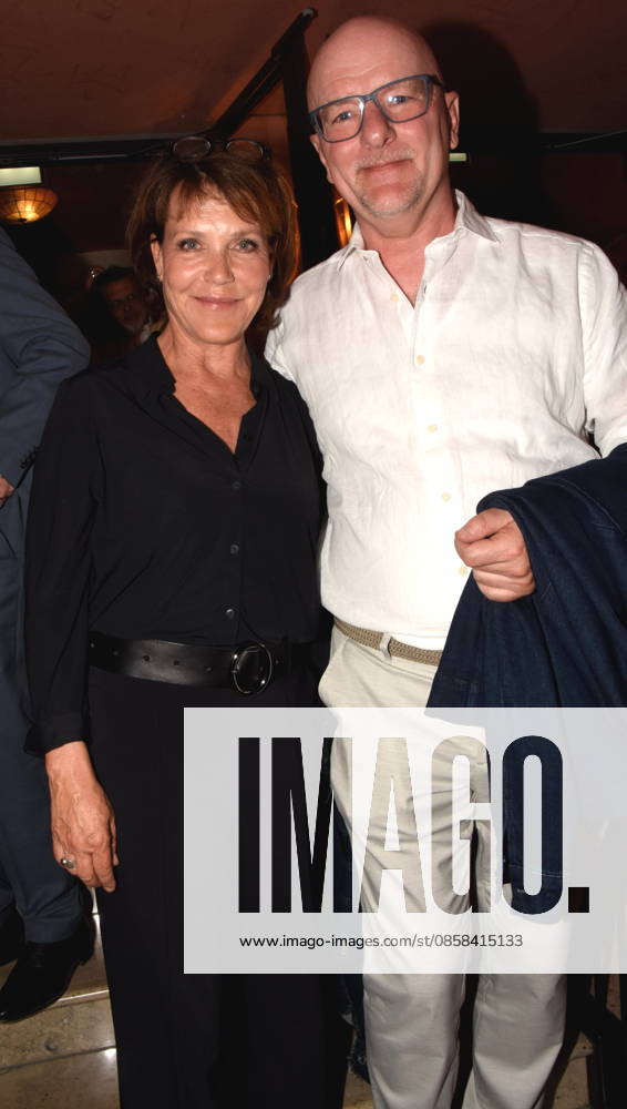 Janina Hartwig Schauspielerin Alexander Putz Oberbuergermeister Landshut Muenchen 04.06.2026 Komoedie im Bayerischen Hof Premiere Kalter weisser Mann Foto Muenchen